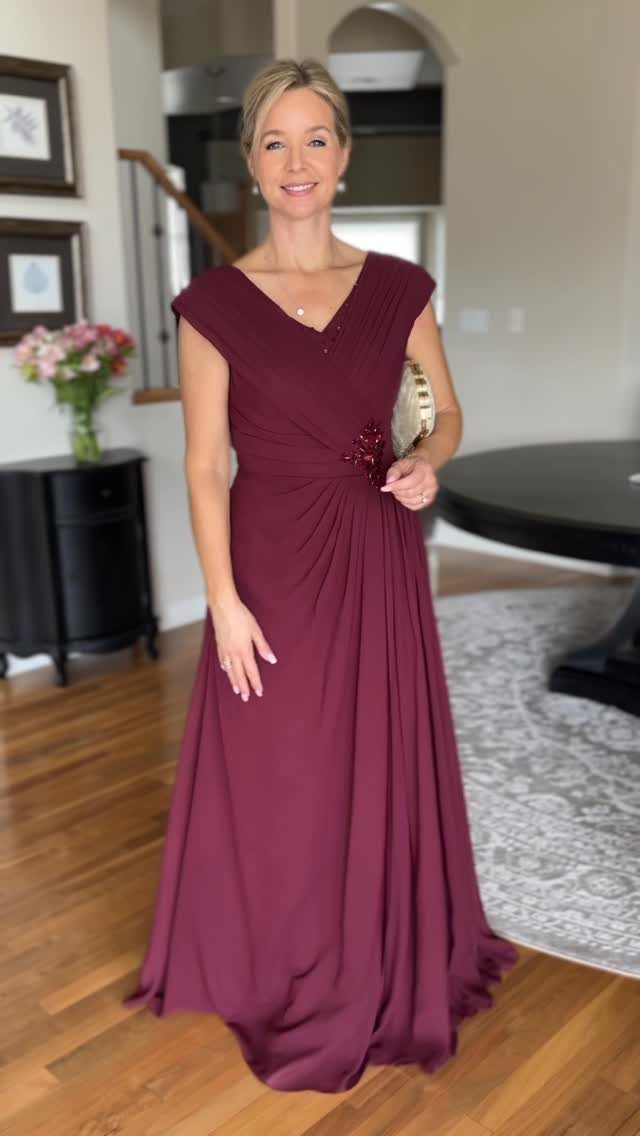Semi Formal Gown vs Formal Gown: 6 Ideas to Compare 6 Woman wearing a floor-length burgundy semi-formal gown and holding a gold clutch.
